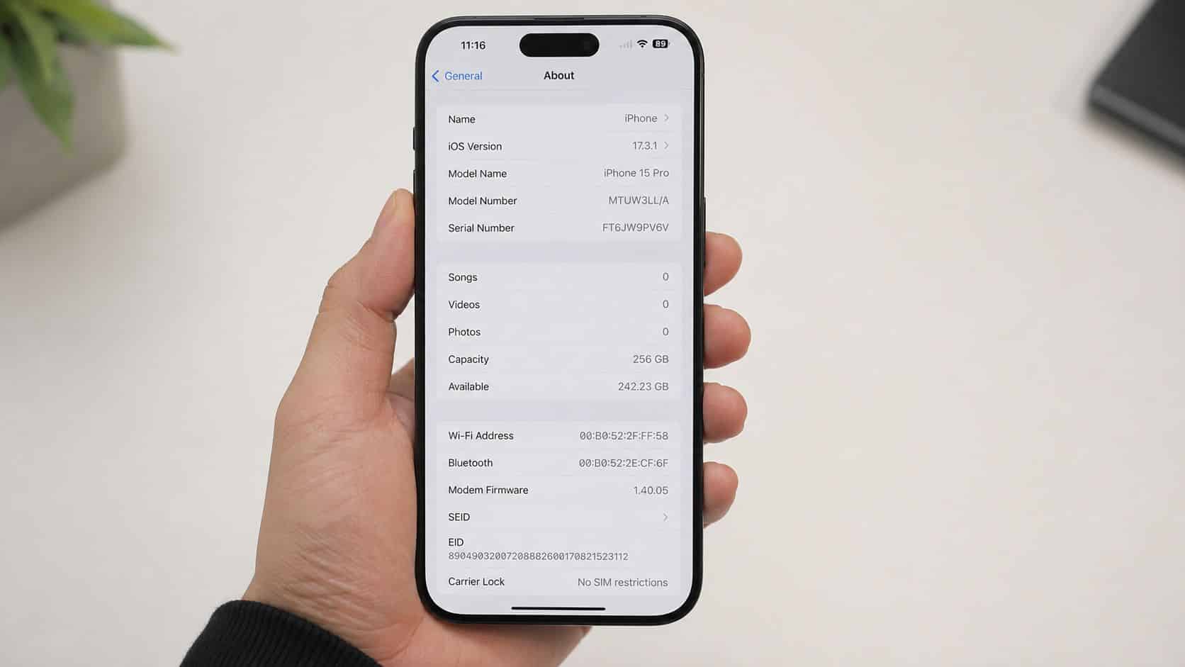 What Is an Unlocked Phone: A Practical UK Guide 1 A person holding an iPhone 15 Pro displaying the About settings page indicating no SIM restrictions.